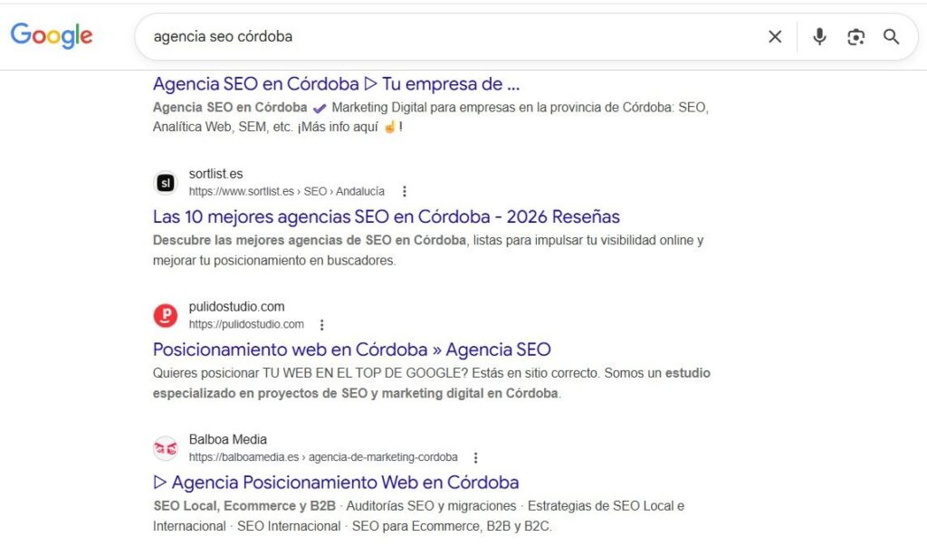 En este caso, la query es agencia seo cordoba, una consulta con clara intención local y comercial que activa un bloque de resultados geolocalizados en Google.