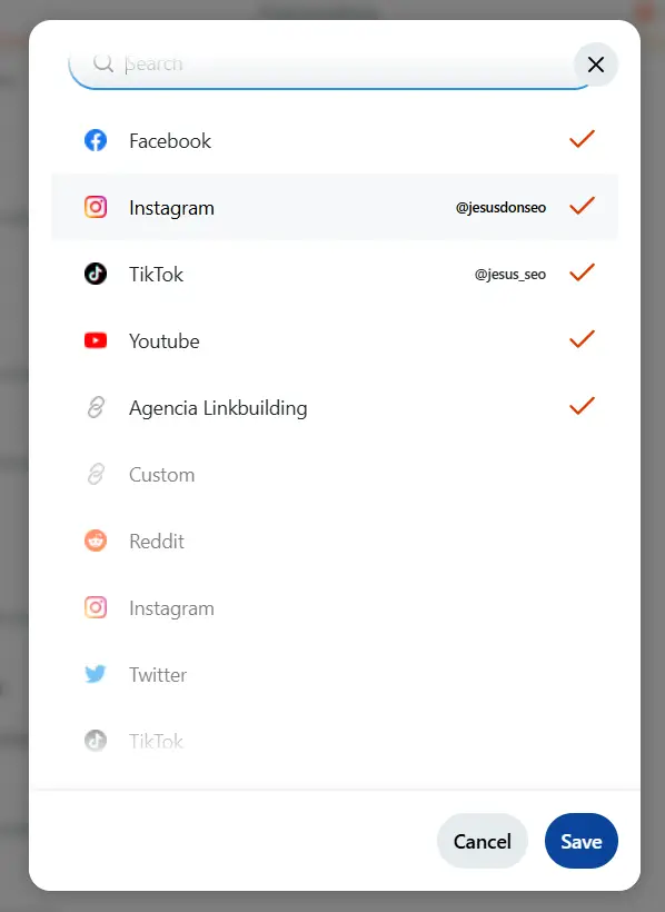 onfiguración en Reddit mostrando una lista de cuentas de redes sociales vinculadas y guardadas, con marcas de verificación en Facebook, Instagram, TikTok, YouTube y un enlace personalizado bajo el nombre de Agencia Linkbuilding.